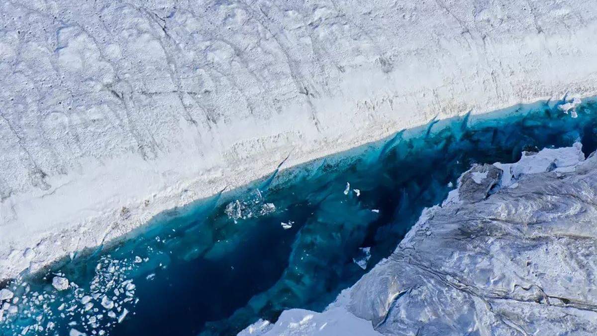 Гигантский кусок льда откололся от Гренландии: фото Гигантский кусок льда откололся от Гренландии: фото
