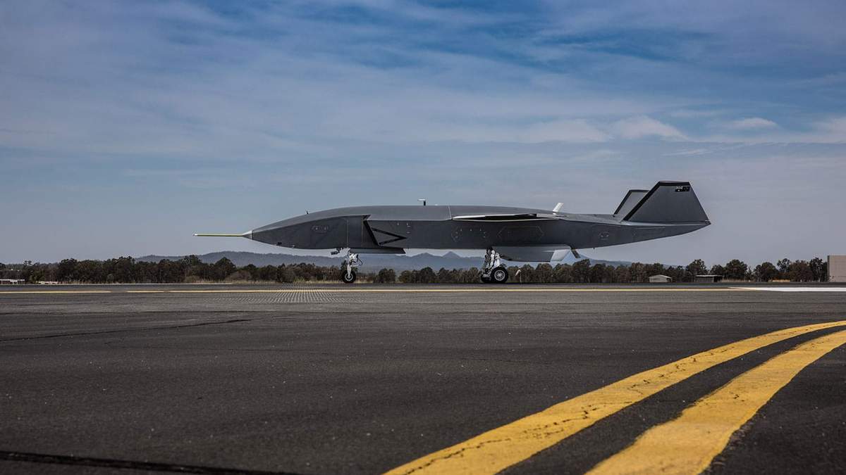 Беспилотный самолет компании Boeing протестировали на аэродроме