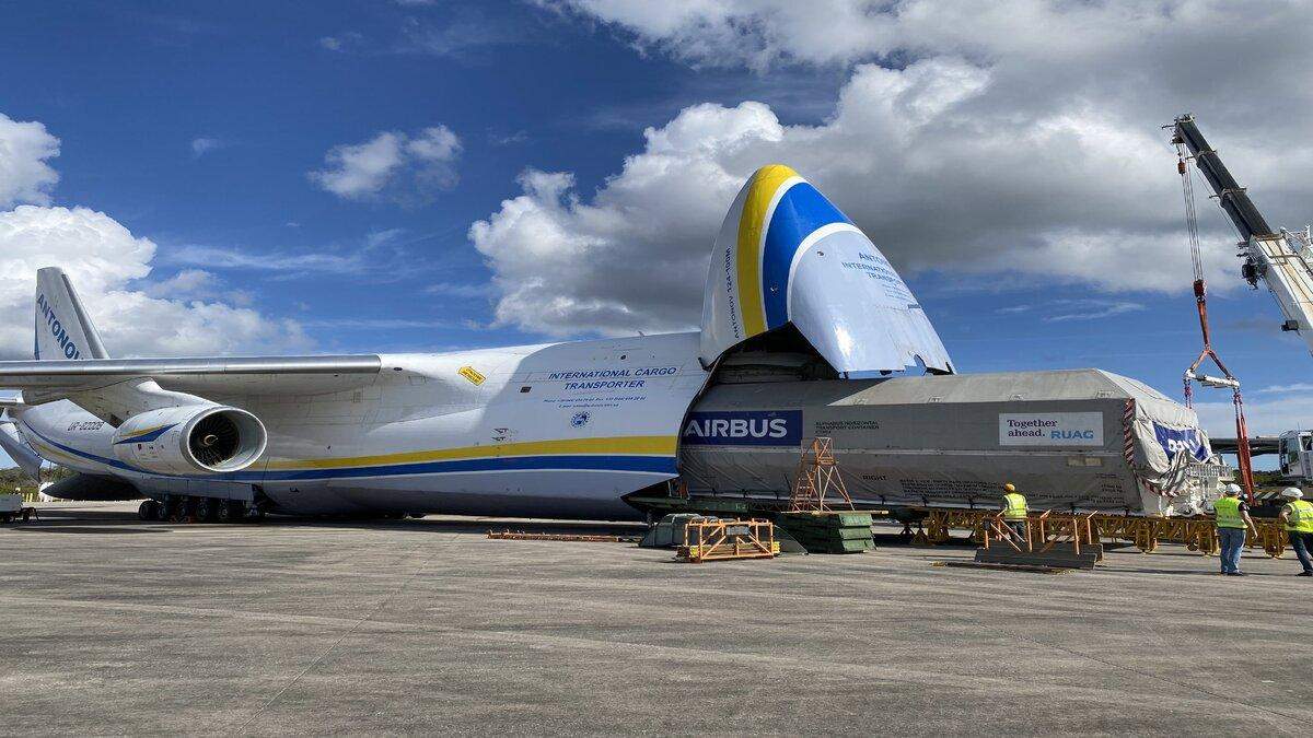Український AН-124 безпечно доставив супутник для Space X Український AН-124 безпечно доставив супутник для Space X
