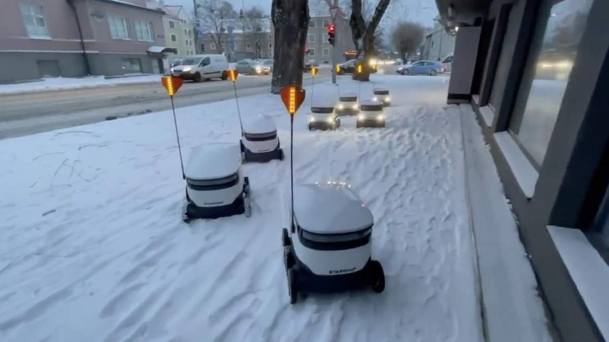 "Повстання машин": в Естонії через снігопад роботи-кур'єри утворили затор – курйозне відео - Инновации