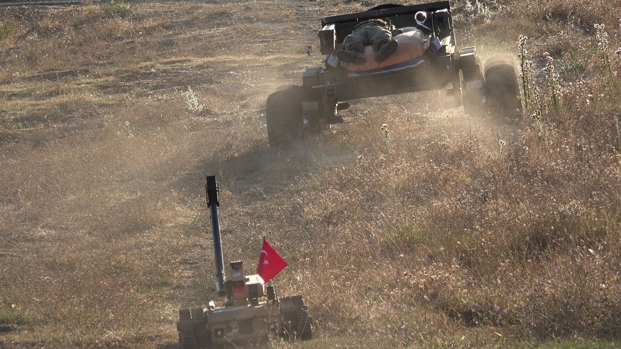 Турция показала робота, который спасает раненых военных: видео