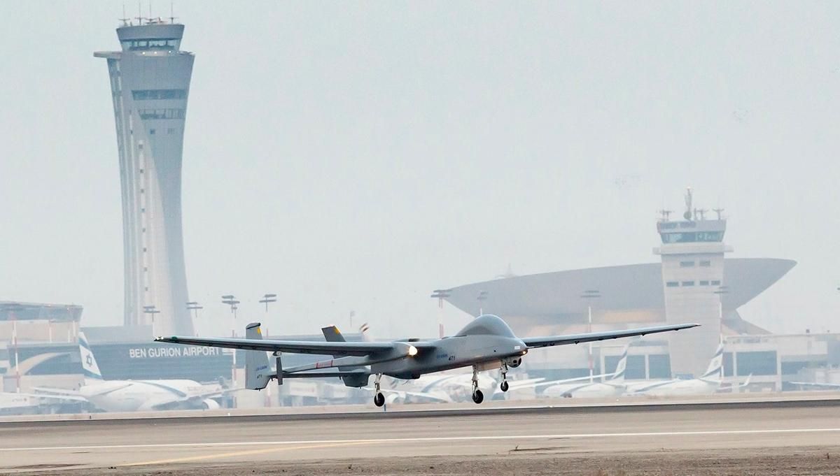 Впервые беспилотник приземлился в гражданском аэропорту: видео
