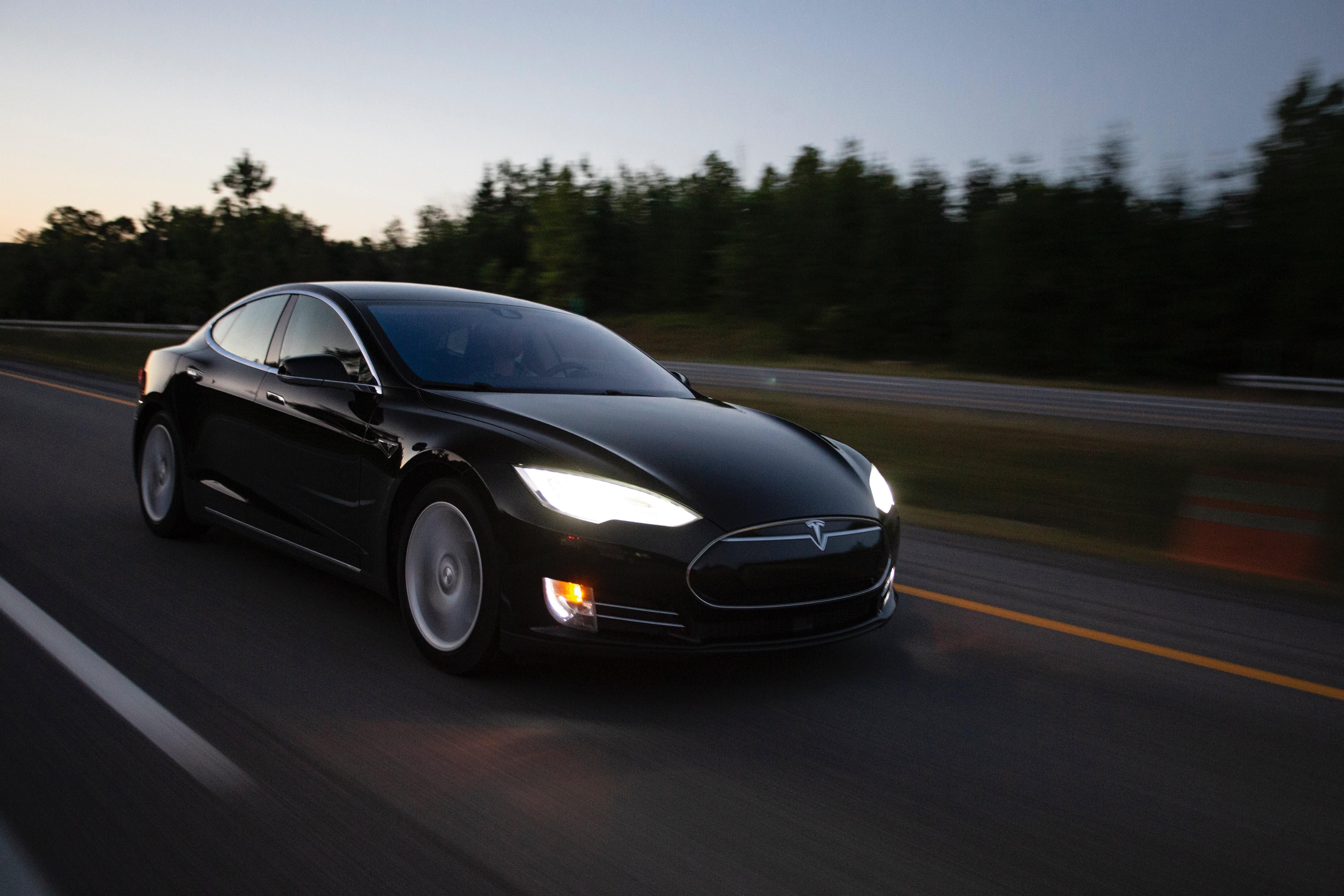 Автопилот Tesla Model S пытался скрыться от полиции