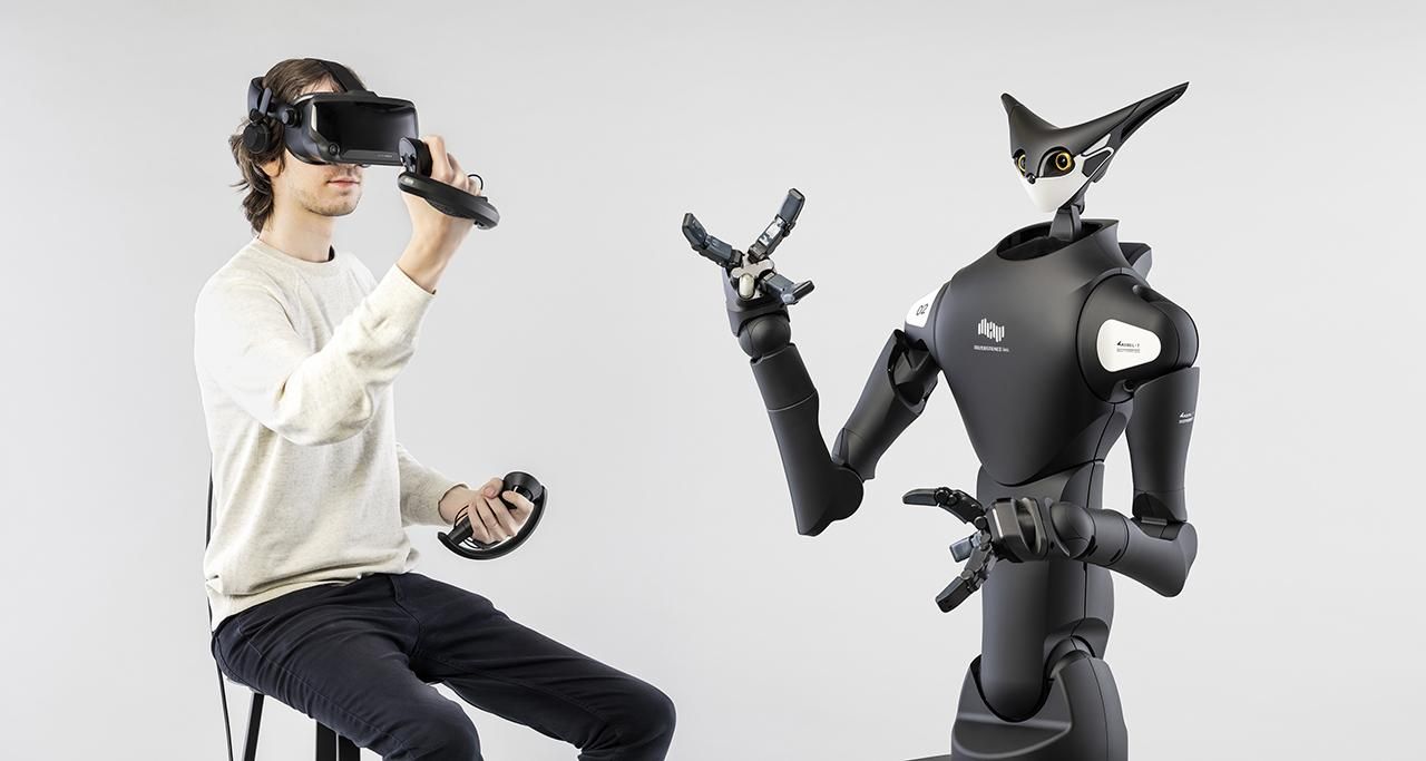 Японские роботы, которыми с помощью VR руководят люди: видео