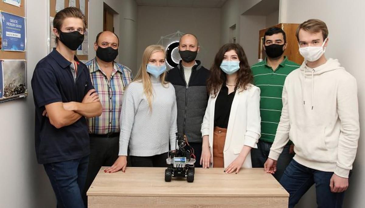 Украинские студенты создали робота, который измеряет температуру фото