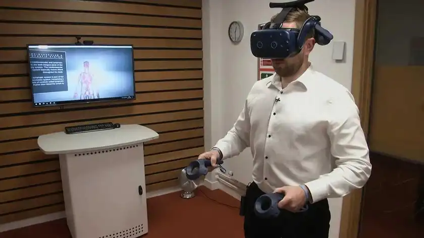 Британцы используют VR-очки на занятиях по анатомии: видео