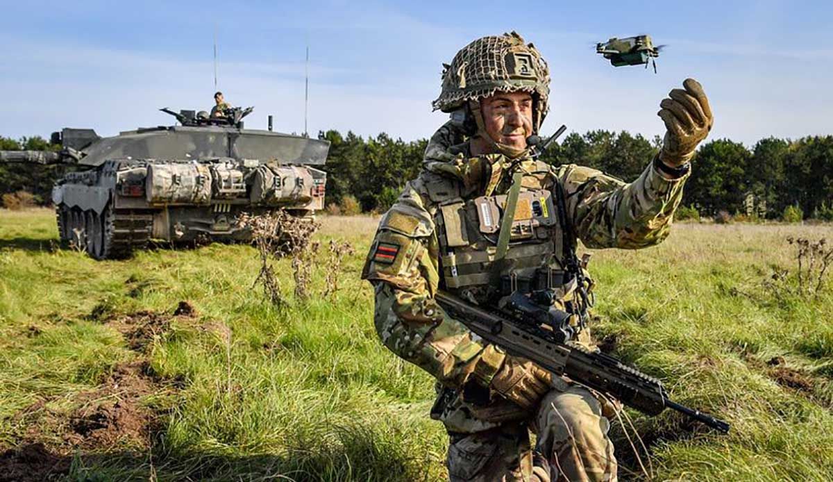 Британская армия представила миниатюрные беспилотники Nano BUG: видео