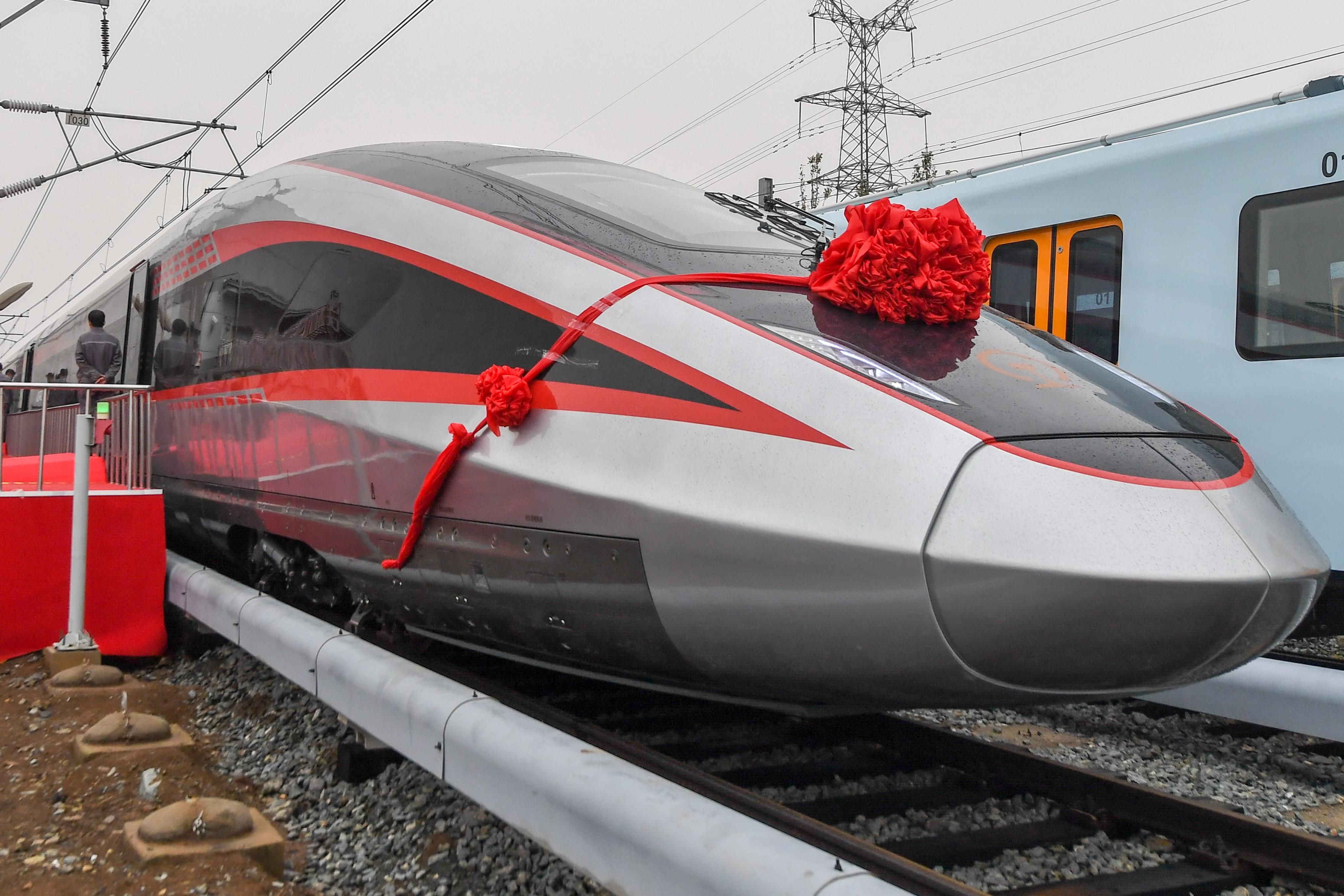 В Китае создали поезд, преодолевает 400 километров в час: фото