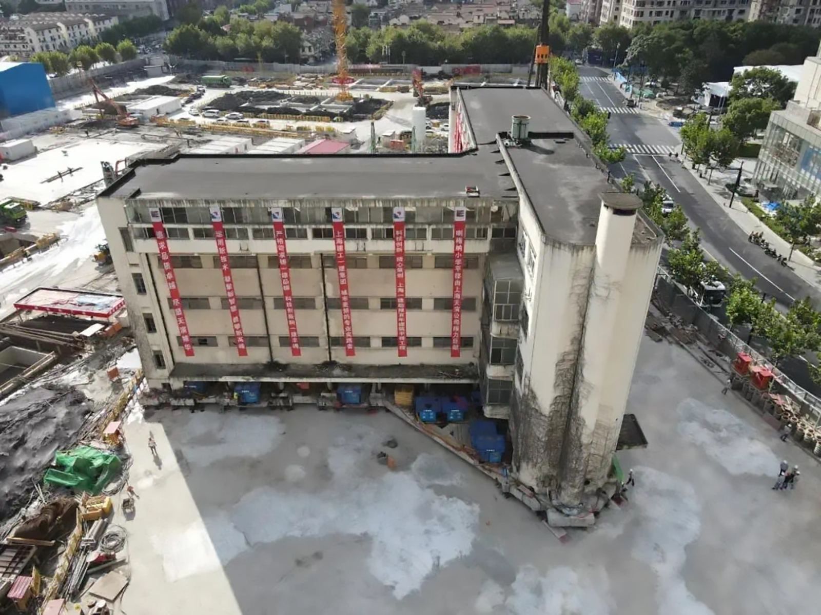 В Китае на 62 метра перенесли школу, которая весит 7 600 тонн: видео В Китае на 62 метра перенесли школу, которая весит 7 600 тонн: видео