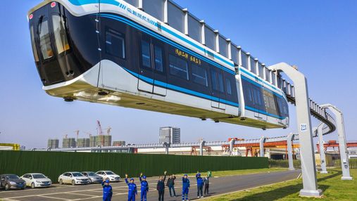 Звисає над землею: китайці випробували сучасний безпілотний потяг – фото