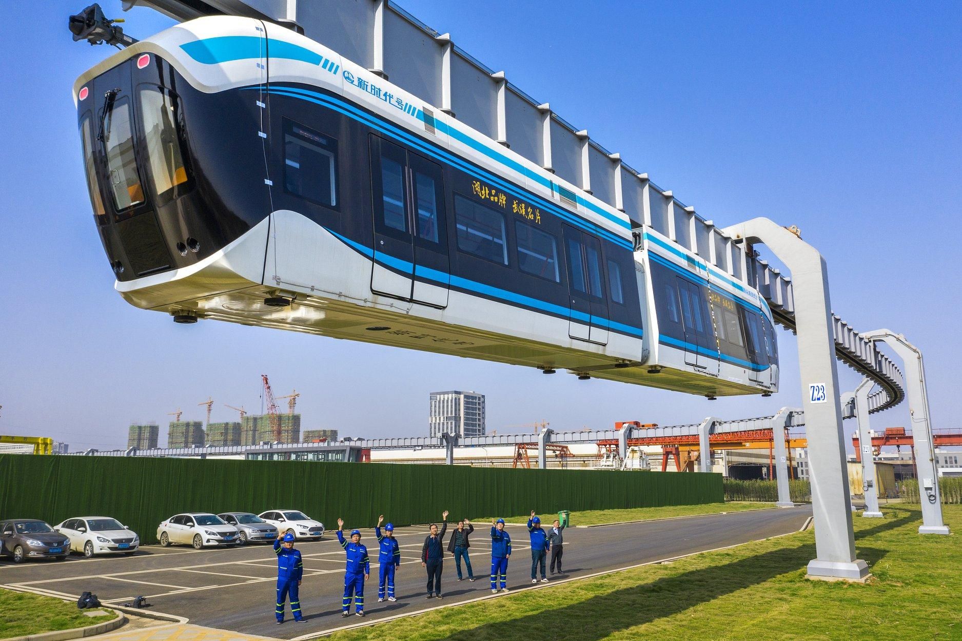 Китайці випробували безпілотний підвісний поїзд: фото