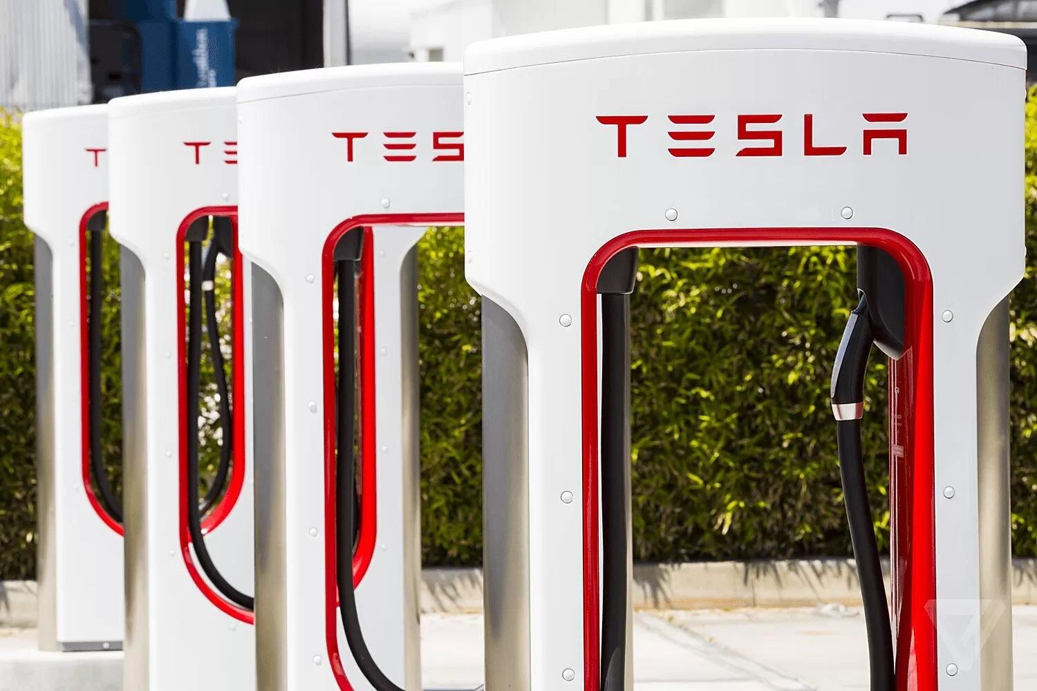 Tesla открыла крупнейшую в мире зарядную станцию ​​Supercharger: фото