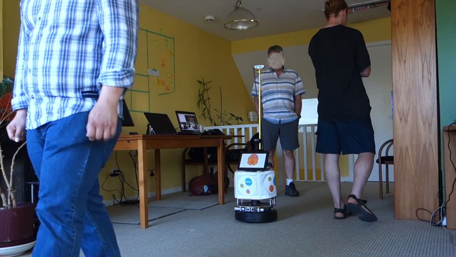 Ученые научили роботов преследовать людей: видео