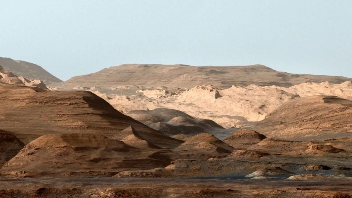 Гора Шарп в кратере Гейла на Марсе, окрашенная в другой цвет, чтобы выделить различные слои