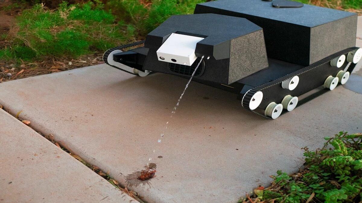 Робот Yardroid вбиває шкідника Робот Yardroid вбиває шкідника