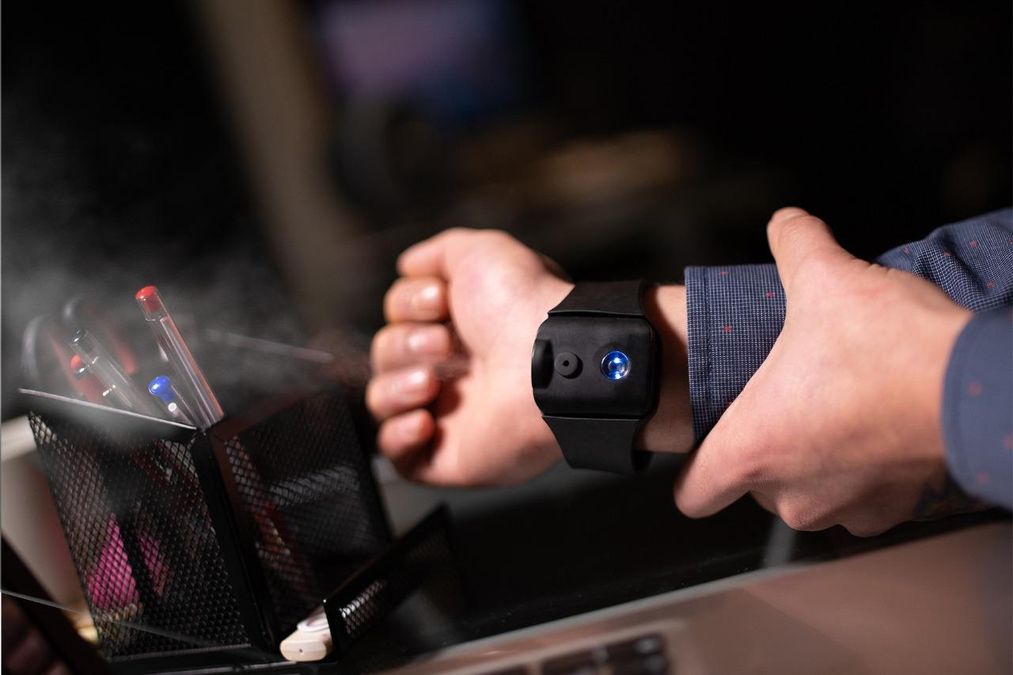 Розпилює антисептик: вчені представили унікальний браслет – відео