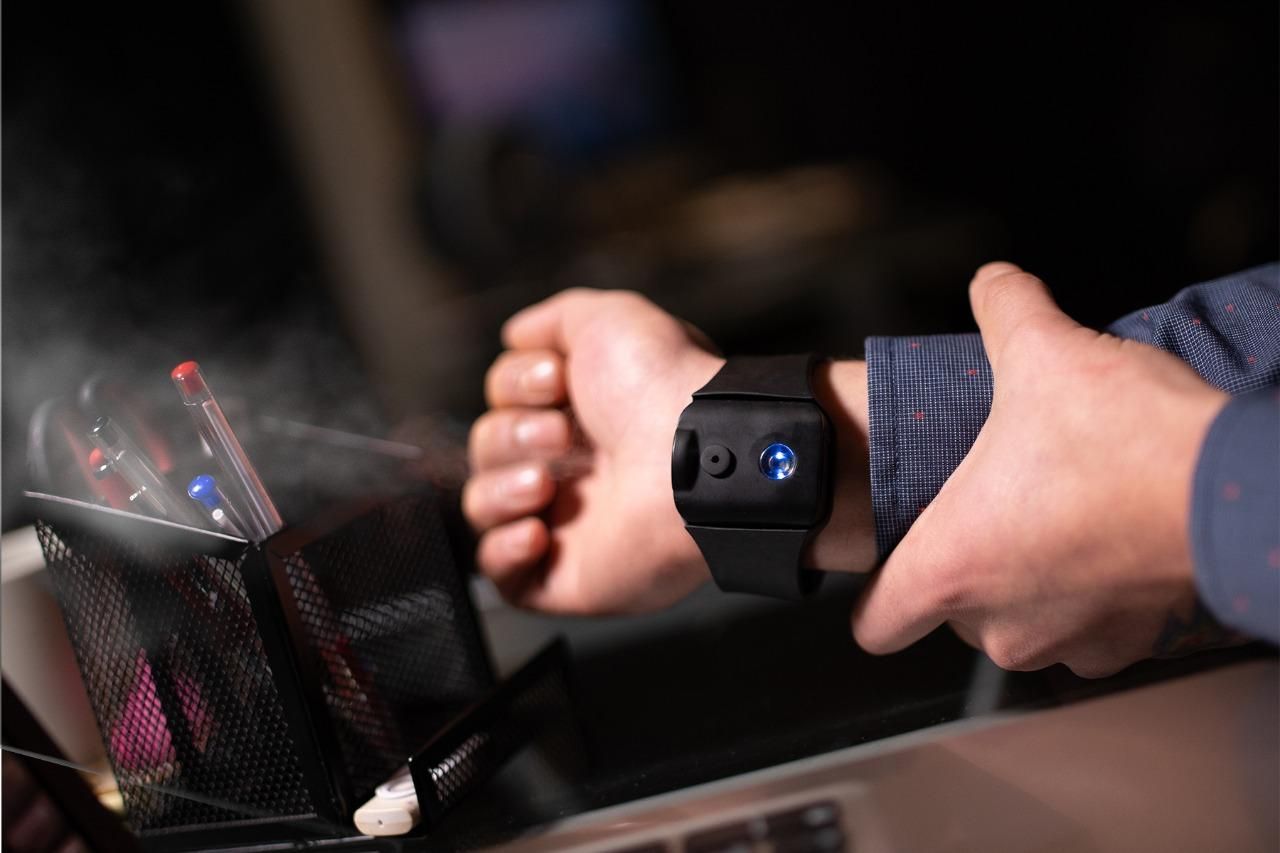 Распыляет антисептик: ученые представили уникальный браслет – видео Распыляет антисептик: ученые представили уникальный браслет – видео