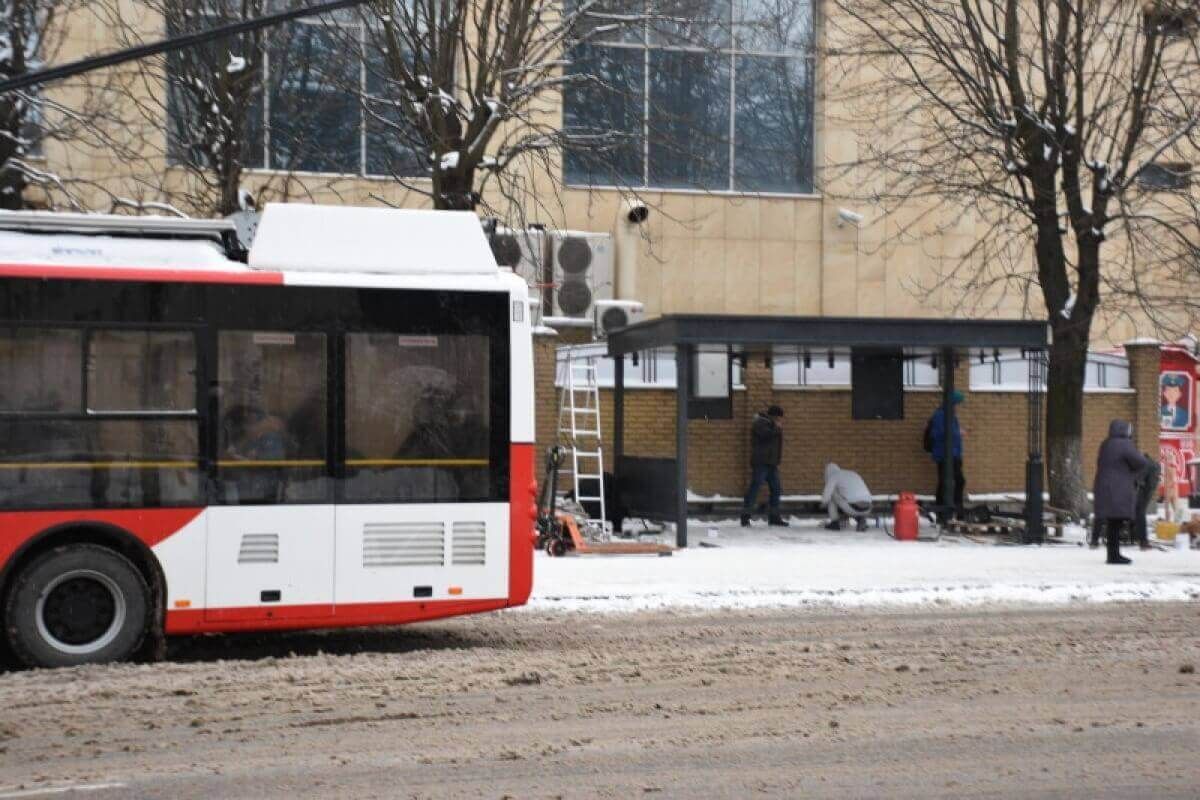 У Луцьку облаштовують розумні зупинки для громадського транспорту: фото