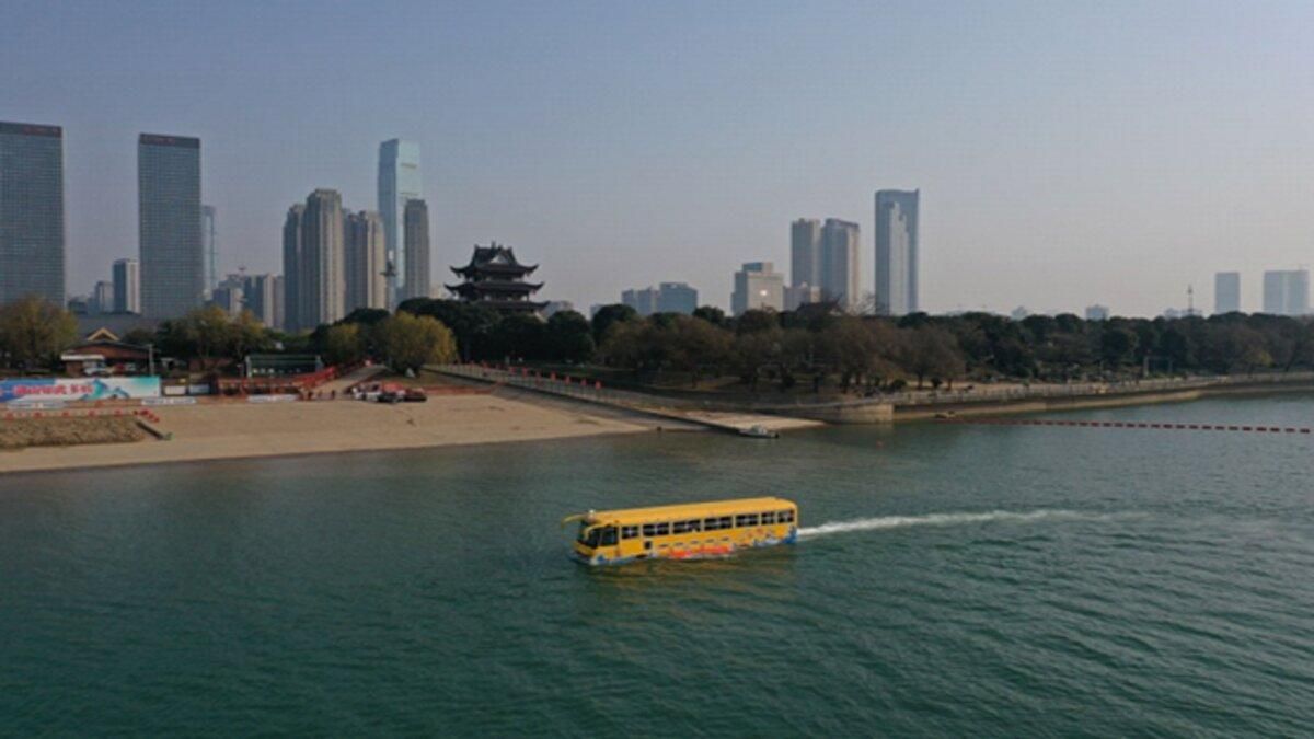 У Китаї з'явився унікальний автобус-амфібія