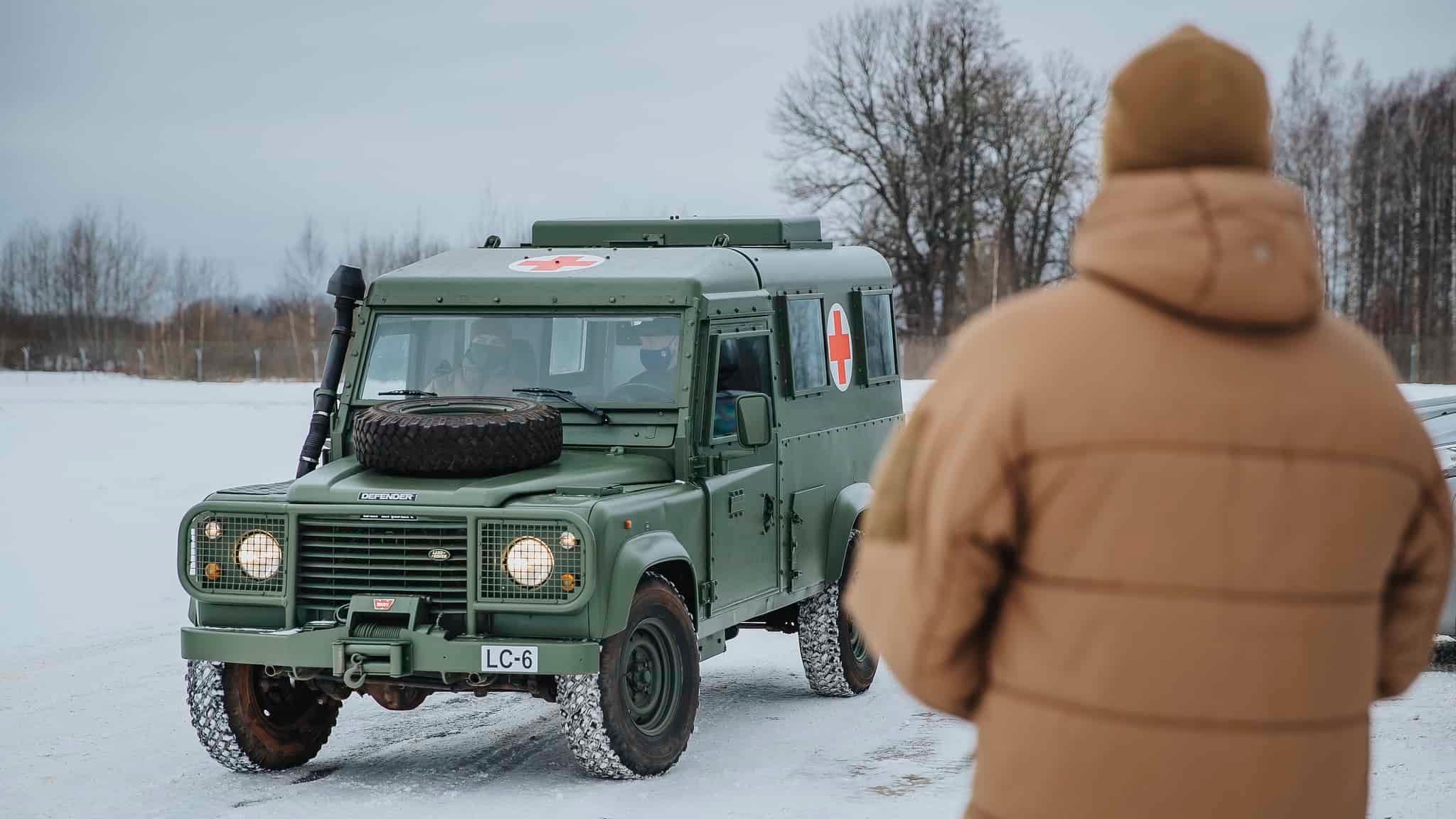 Латвия передала ВСУ медицинские автомобили