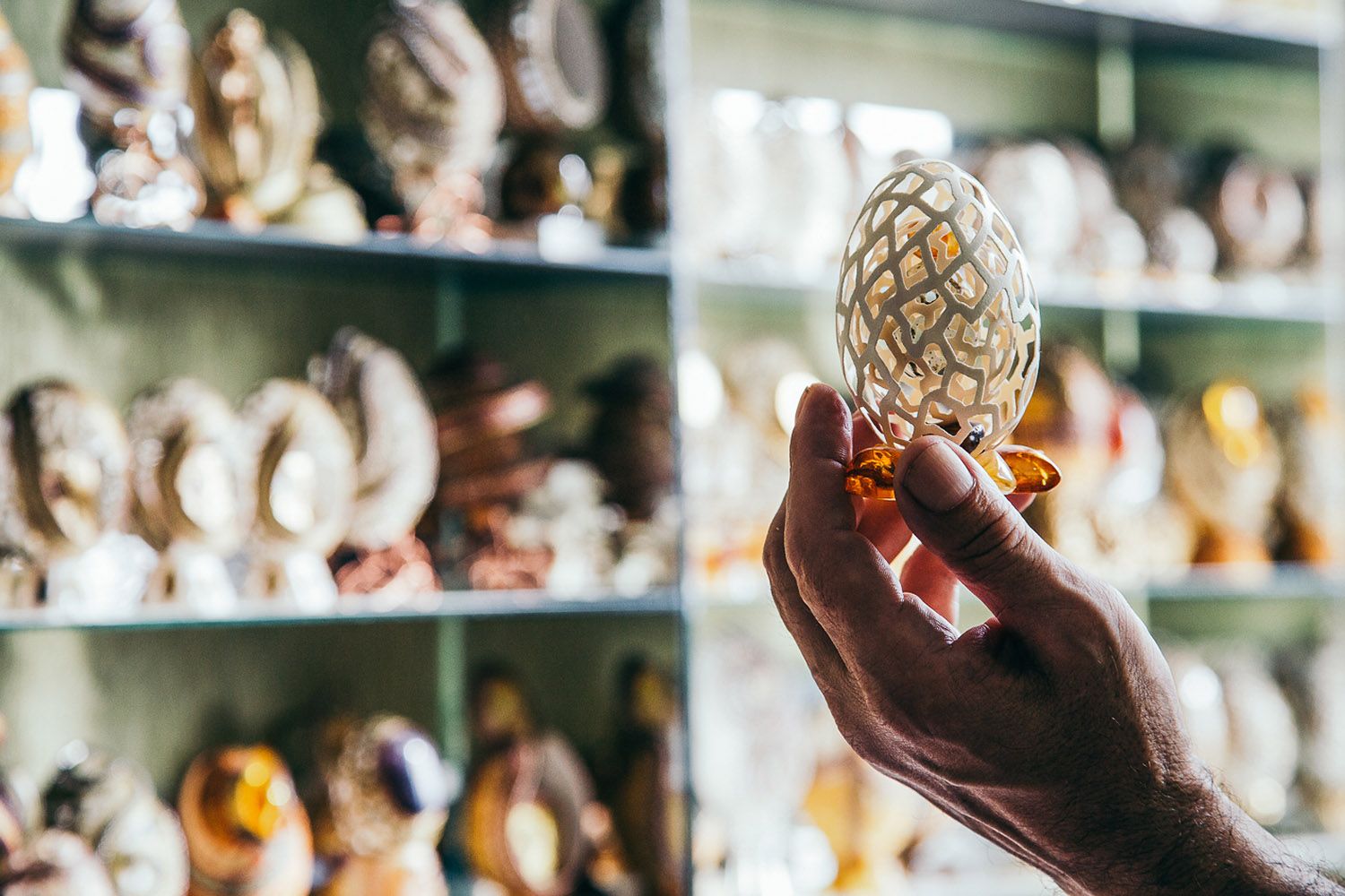 Українець винайшов нові техніки оздоблення шкаралупи: відео Українець винайшов нові техніки оздоблення шкаралупи: відео