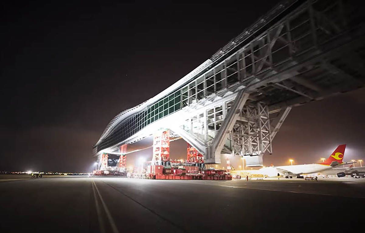 В аэропорту Гонконга 200-метровый мост переместили за 5 часов: видео