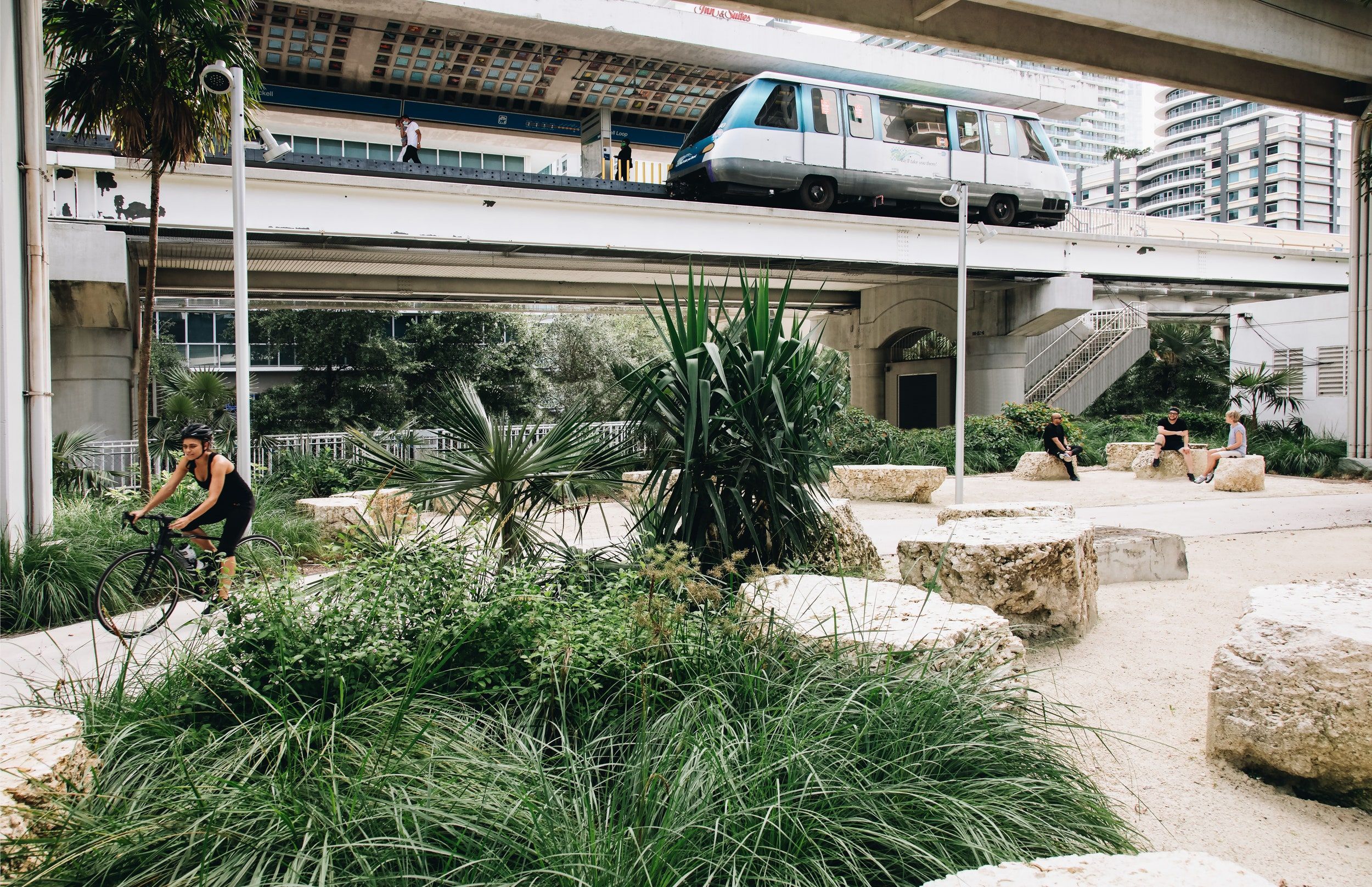 В Майами в США открыли линейный парк под линией метро: фото