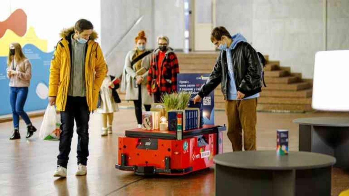 В Україні з'явився робот-бібліотекар, який допоможе підібрати книгу В Україні з'явився робот-бібліотекар, який допоможе підібрати книгу