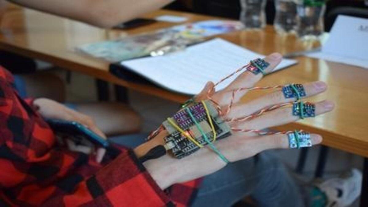 Український студент створив клавіатуру-рукавицю MPBoard