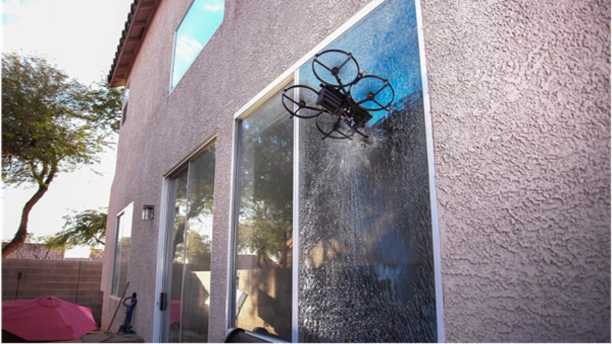 В  США представили беспилотник, который способен разбивать окна