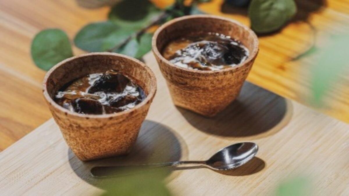 У Японії випустили їстівні чашки для скорочення використання пластику У Японії випустили їстівні чашки для скорочення використання пластику