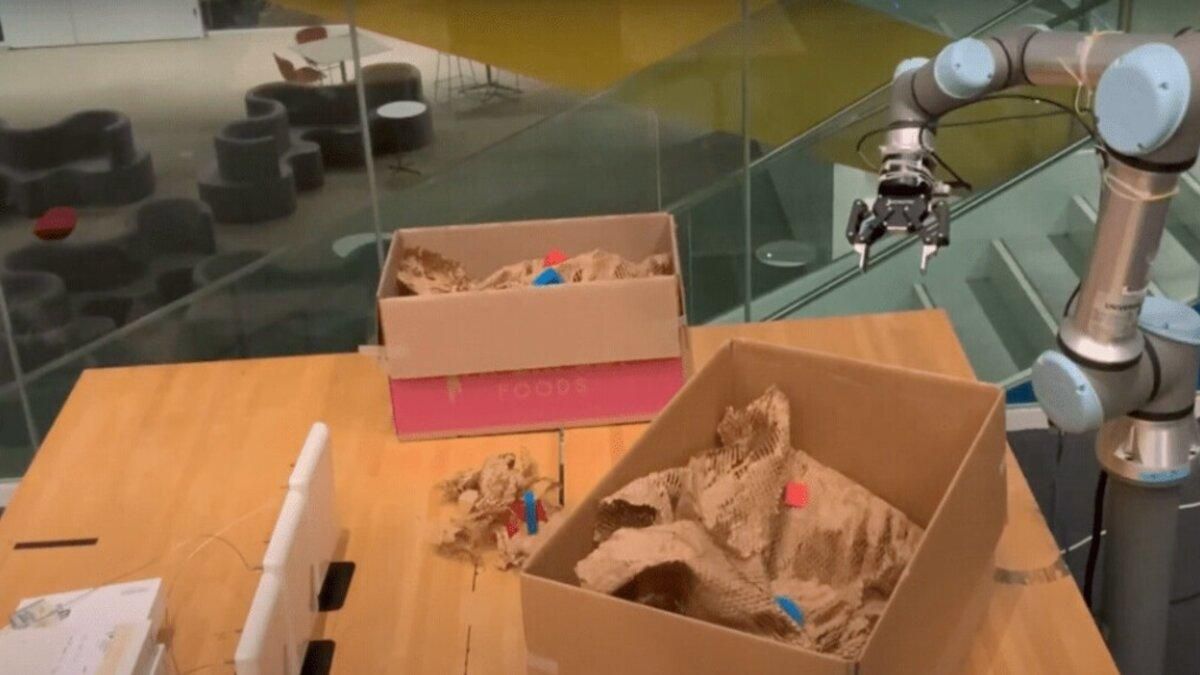 У США робота навчили розпізнавати предмети, яких він не бачить У США робота навчили розпізнавати предмети, яких він не бачить