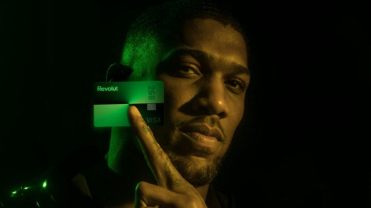 Банк Revolut выпустил карту, которая светится в темноте Банк Revolut выпустил карту, которая светится в темноте