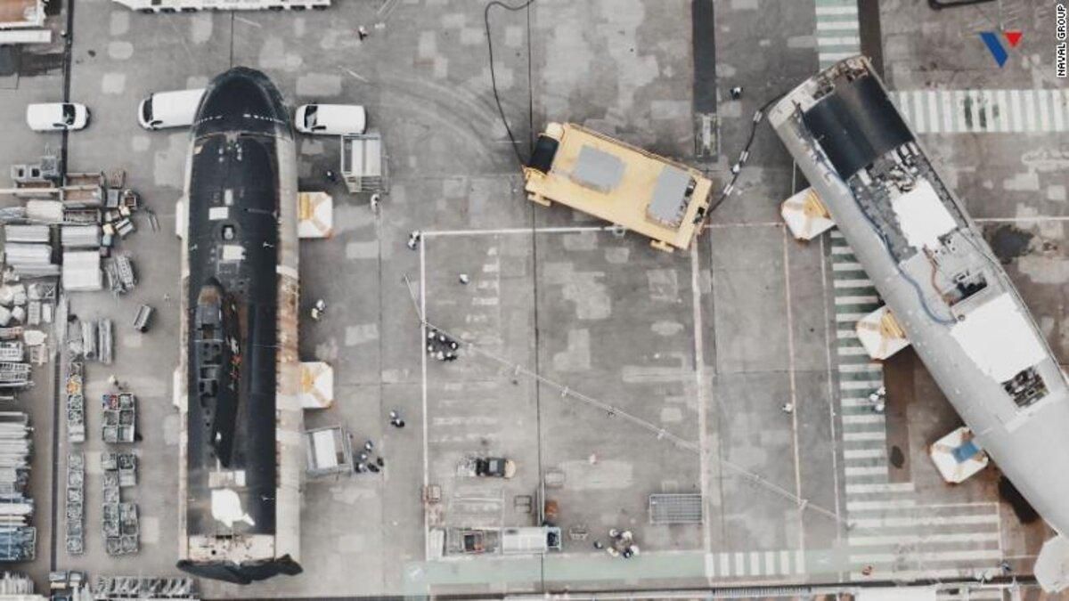 Во Франции подводную атомную лодку разрезали пополам в рамках ремонта Во Франции подводную атомную лодку разрезали пополам в рамках ремонта