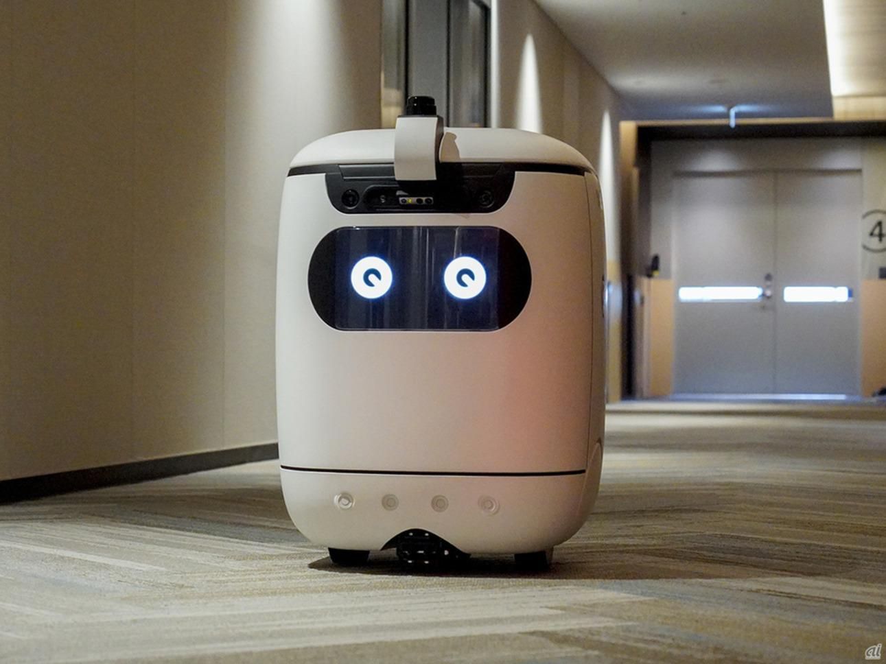 Японці навчили робота-кур'єра їздити ліфтом: фото, відео