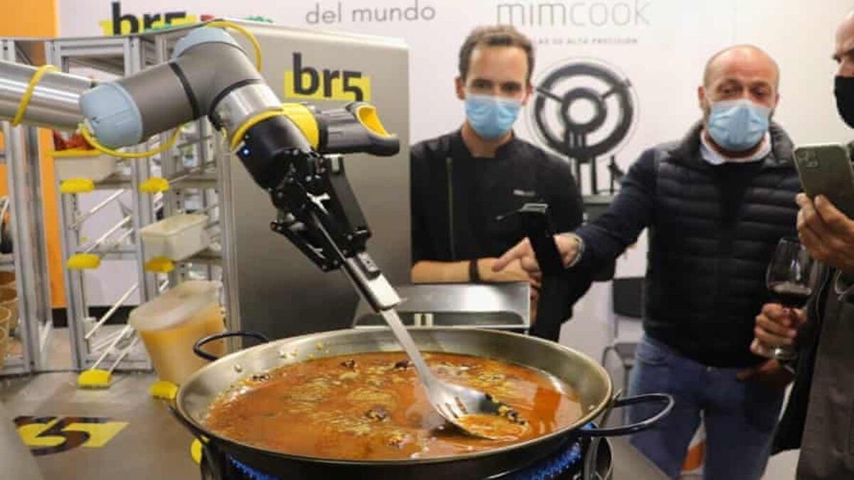 В Испании представили робота, который может приготовить паэлью
