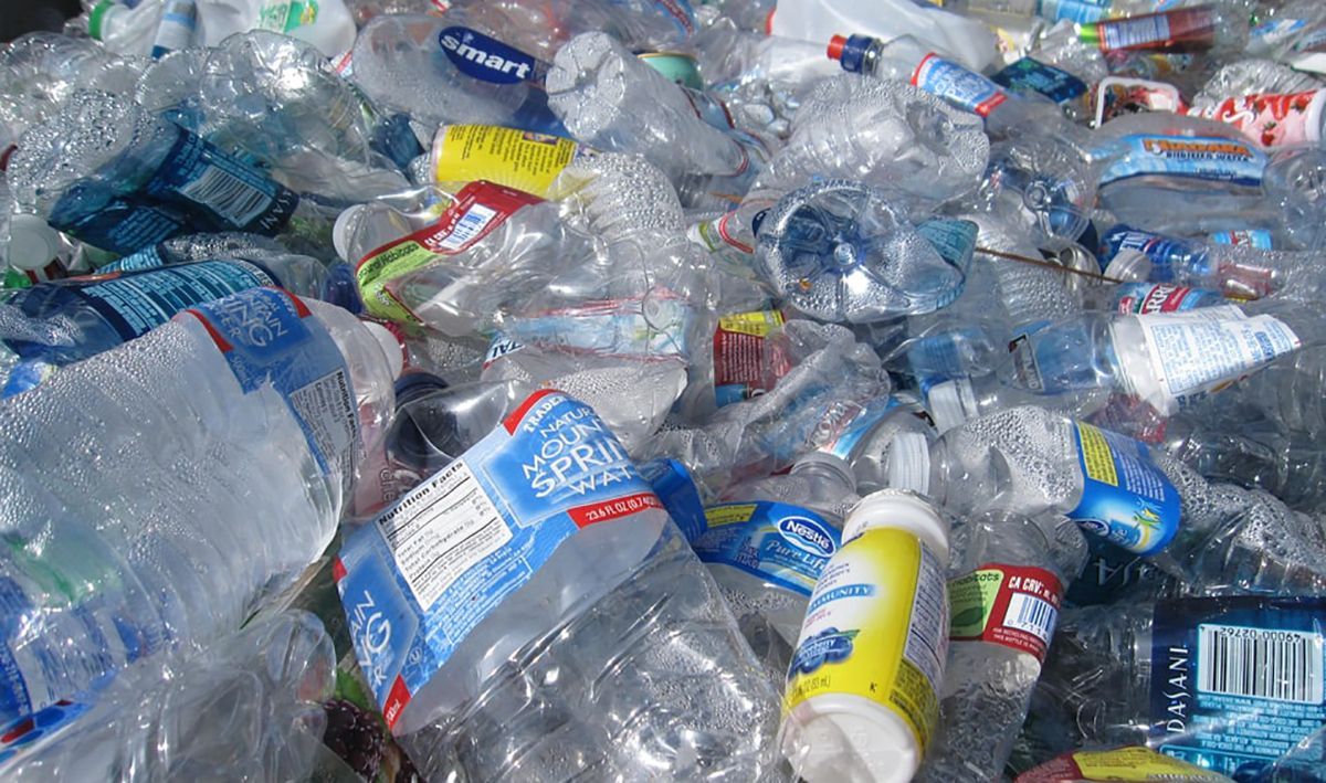Американські вчені навчилися переробляти пластик у реактивне паливо