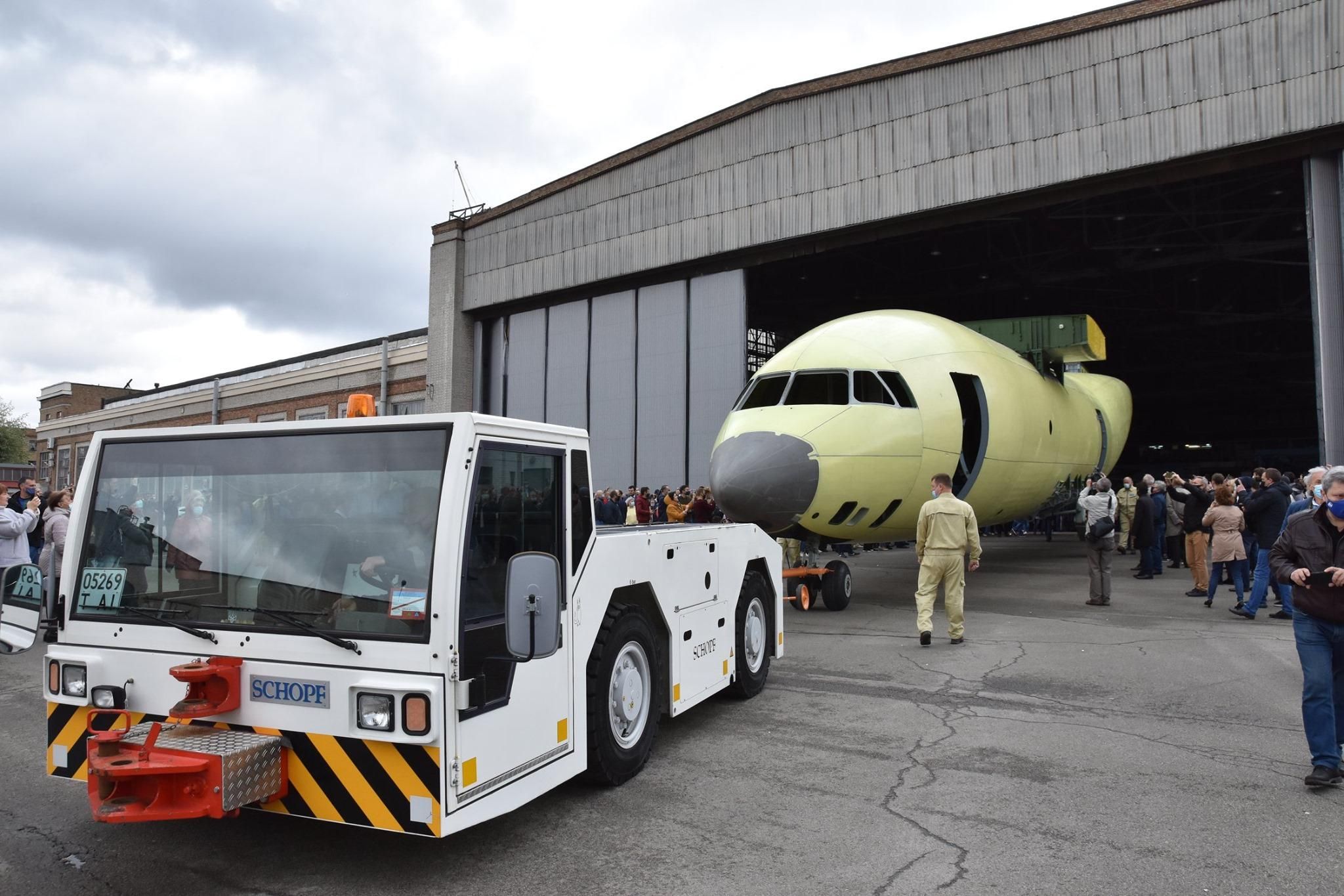 Антонов показав фюзеляж нової моделі літака для української армії Антонов показав фюзеляж нової моделі літака для української армії