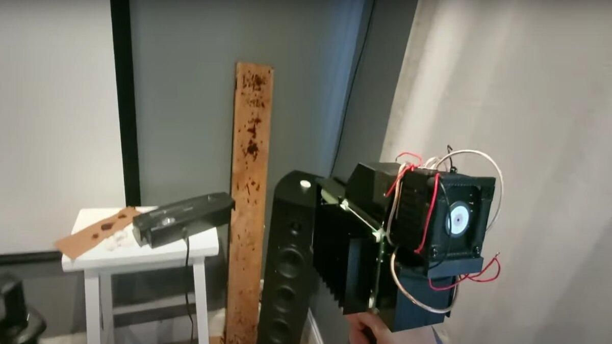 Лазерний пістолет, що плавить метал, надрукували на 3D-принтері Лазерний пістолет, що плавить метал, надрукували на 3D-принтері