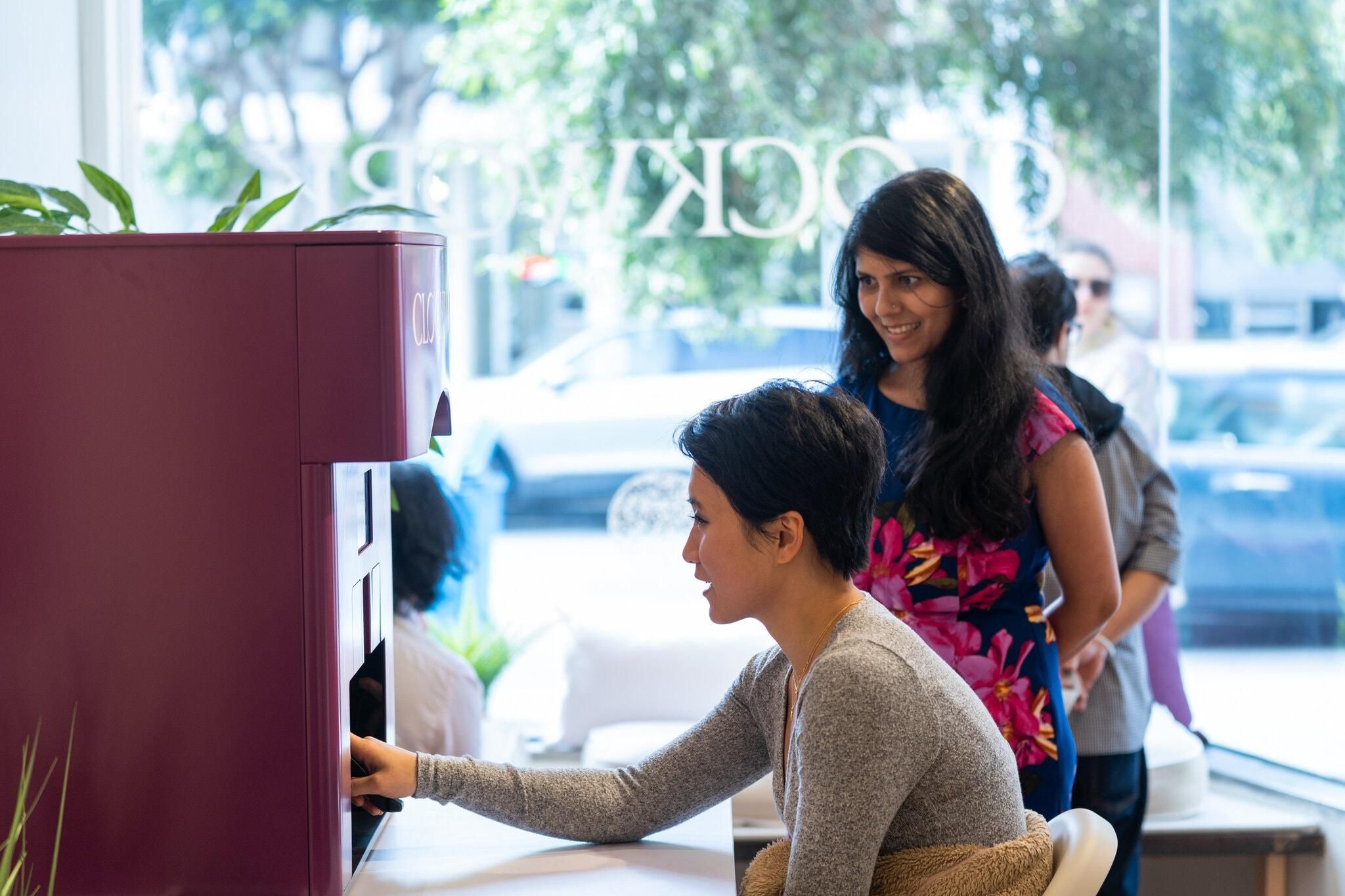 Компанія Clockwork зі США створила робота, який фарбує нігті: відео Компанія Clockwork зі США створила робота, який фарбує нігті: відео