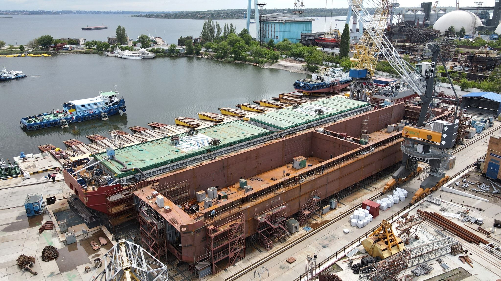 Завод "Нибулон" завершает строительство нового 100-метрового несамоходного судна