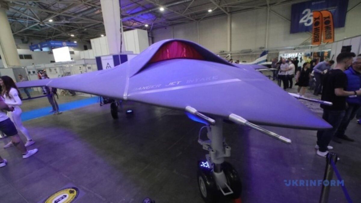 У Києві презентували бойовий дрон, який не має аналогів у світі У Києві презентували бойовий дрон, який не має аналогів у світі