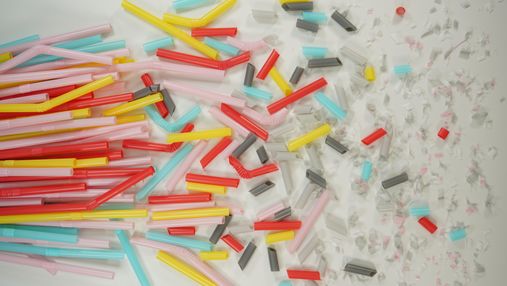 Чеські вчені створили крихітних роботів, які руйнують мікропластик