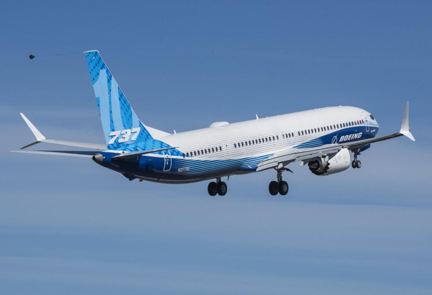 Найбільший літак Boeing 730-10 вперше підняли у небо: відео