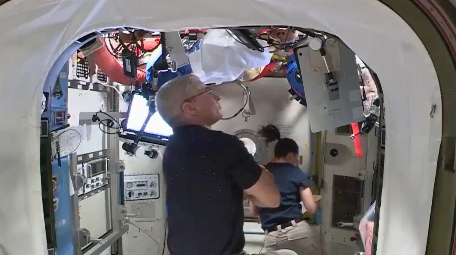 НАСА розробляє спосіб прання одягу в космосі