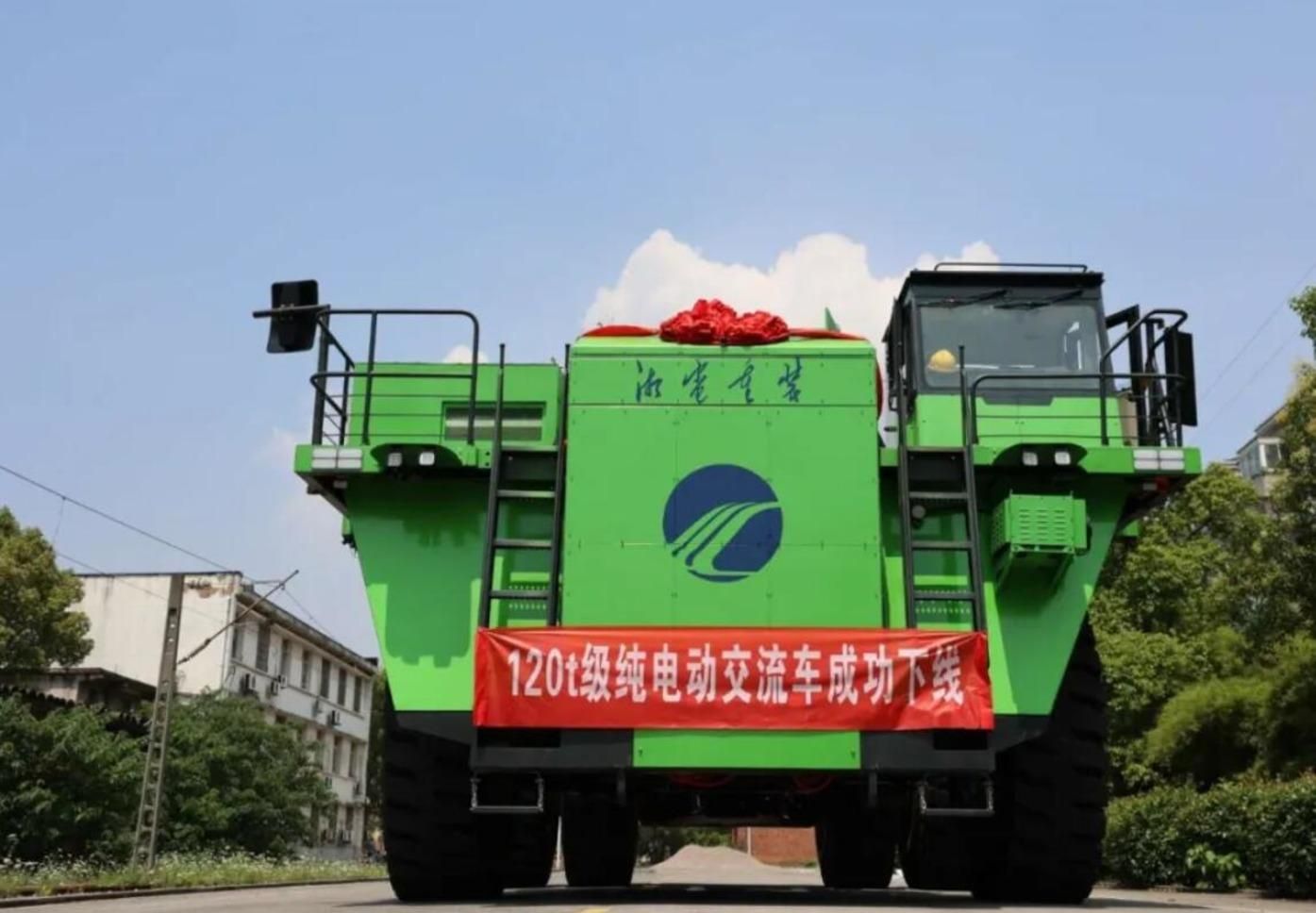 Китайцы разработали 120-тонный карьерный самосвал на батарейках