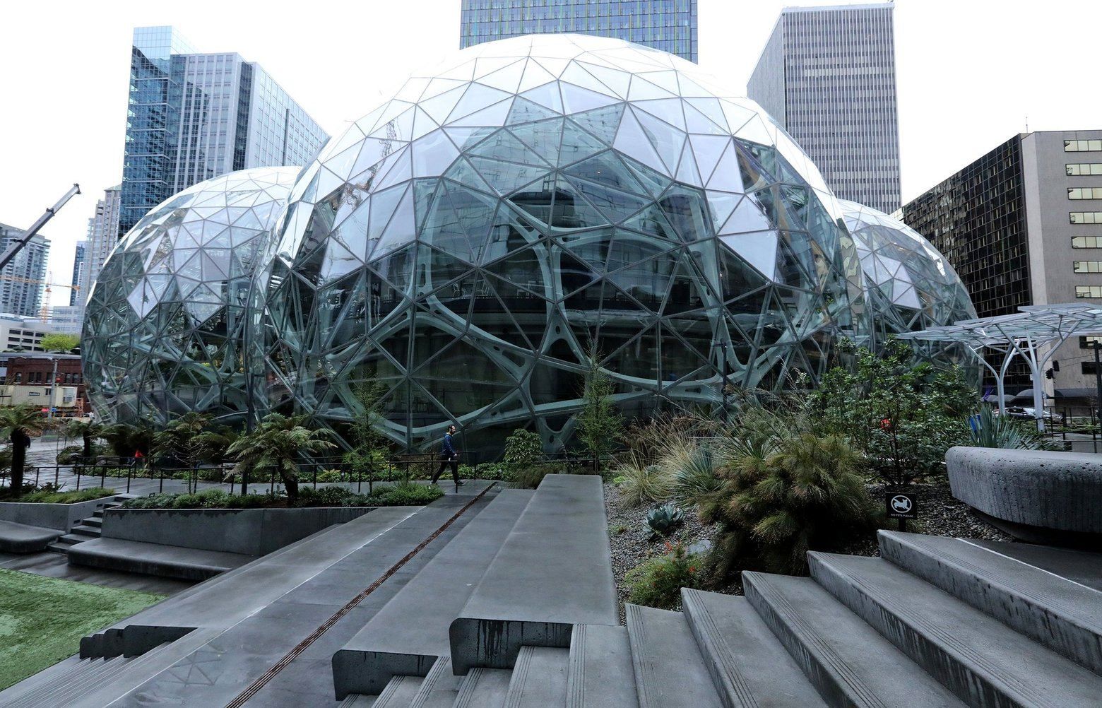 Через рекордну спеку Amazon відкрила центр охолодження у США Через рекордну спеку Amazon відкрила центр охолодження у США