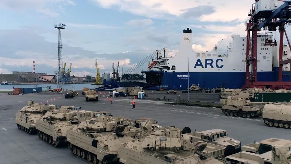 В порту польского Гданьска выгрузили военную технику из США: видео