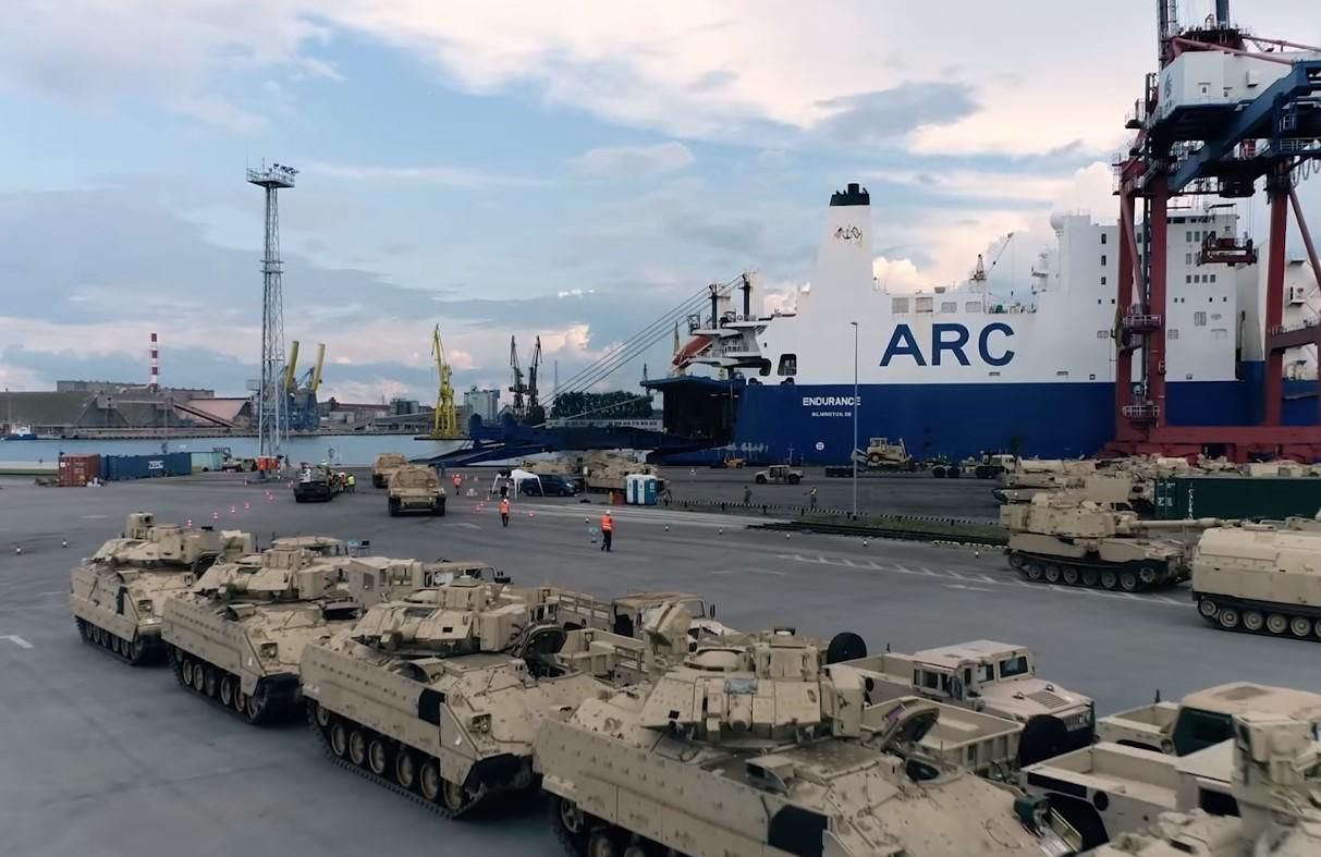 В порту польского Гданьска выгрузили военную технику из США: видео
