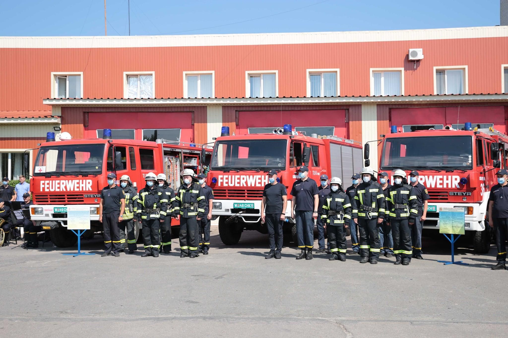 Луганские чрезвычайники получили 9 новых спецавтомобилей